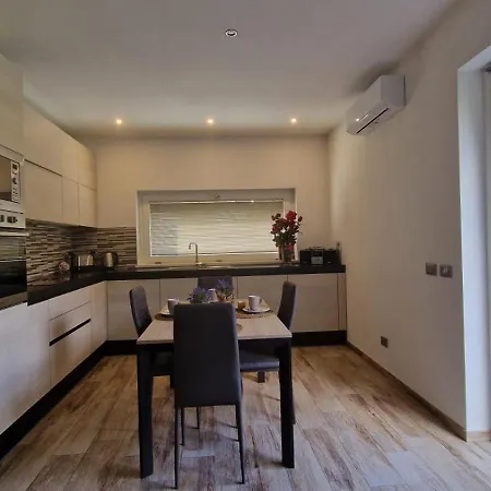 Casa Lina تيرانو